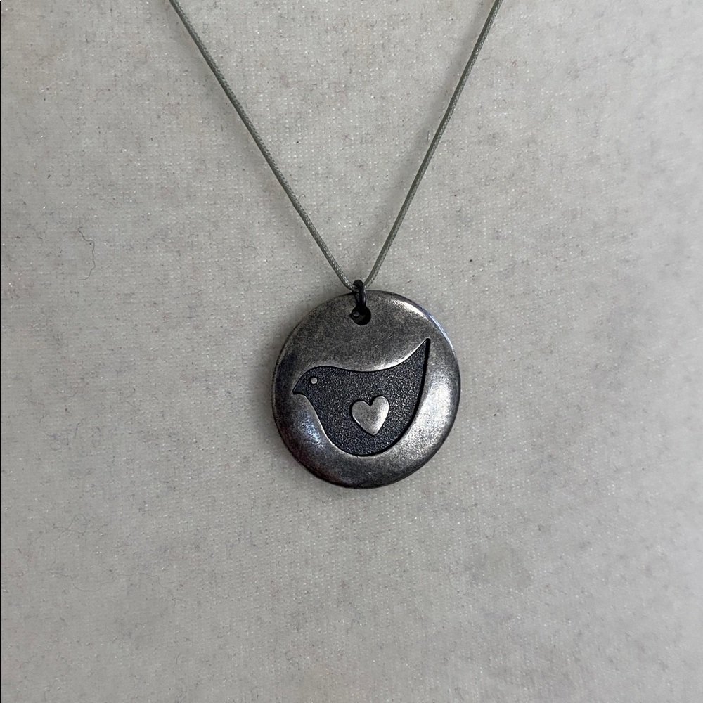 Vintage Hallmark HMK Pewter Style Bird & Heart Disc Pendant Necklace - Picture 8 of 16
